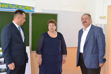 Депутат посетил школы и больницу в Акбулакском районе